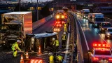 横浜横須賀道路で衝突・通行止め 通勤・物流に長時間影響