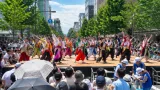 迫力のYOSAKOI、27チームが熱演 夏祭りに観客沸く