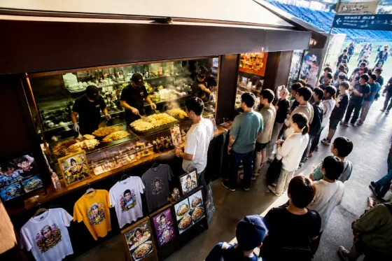 尼崎の場内食文化を支える老舗「丸久」 伝統と若者需要でにぎわい