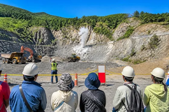 青森市で砕石場見学会、発破作業公開に地域の注目