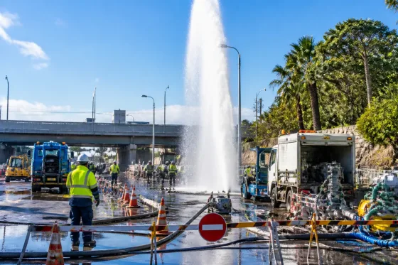 千葉市美浜区で水道管破裂、街灯超える水柱 市が復旧作業を実施