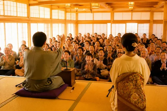 八戸・長者山新羅神社で演芸会 落語と歌声に手拍子響く