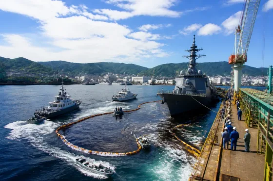 長崎・造船所岸壁で護衛艦から油流出、海保が調査