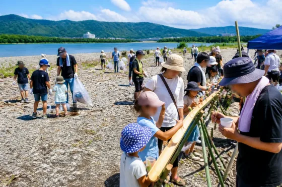 高知・仁淀川で住民参加の河原清掃と交流イベント