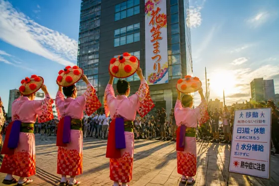 山形の夏を彩る「花笠」 本番へ向けた意気込みが山形メディアタワーに