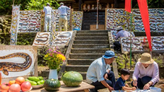 山口・美祢の奇祭「どじょう森様まつり」 場を埋めた奉納絵