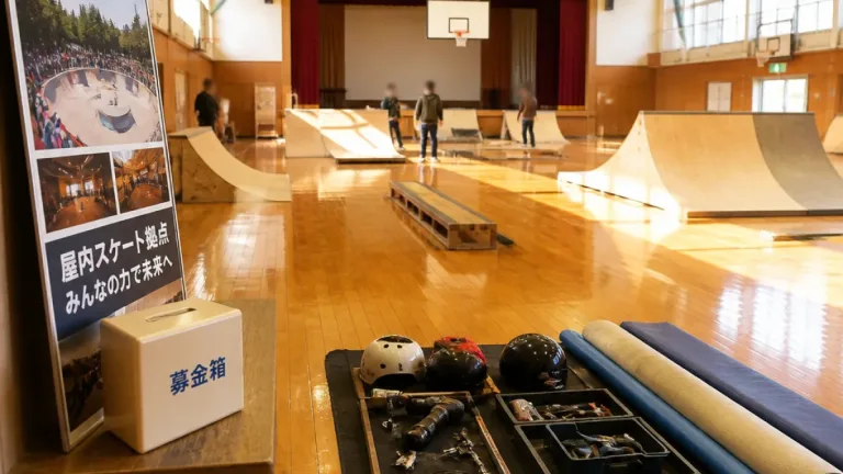 秋田・北秋田の廃校体育館が屋内スケート拠点に 愛好家が整備資金を募り再活用進む