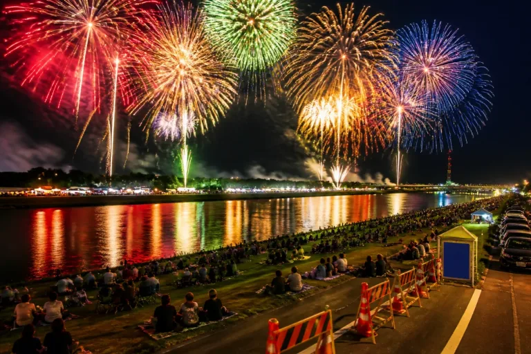秋田・北秋田で米代川花火大会 約２５００発が夜空を彩る