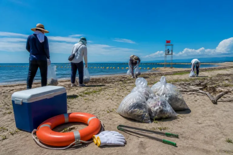 真夏日続く秋田 にかほの海水浴場で海開き前のクリーン活動