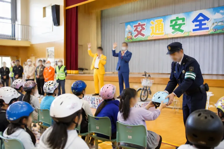 青森でも注目 お笑いコンビを起用した子ども向け交通安全の取り組み