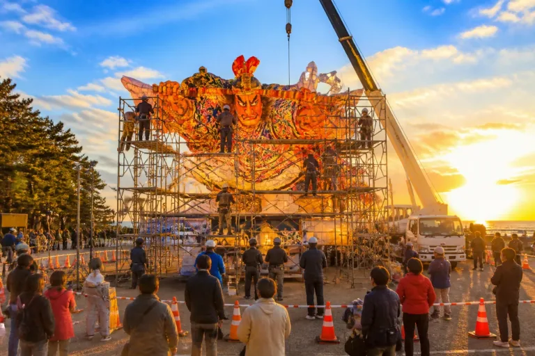 青森ねぶた祭、台上げ作業が本格化 開幕へ最終調整