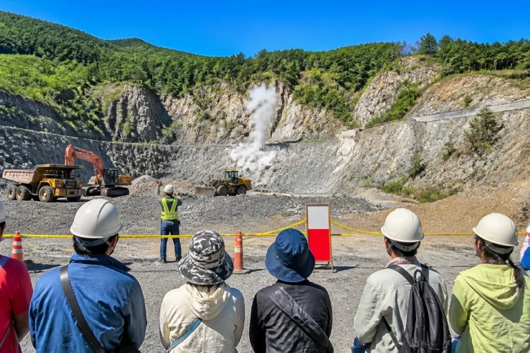 青森市で砕石場見学会、発破作業公開に地域の注目