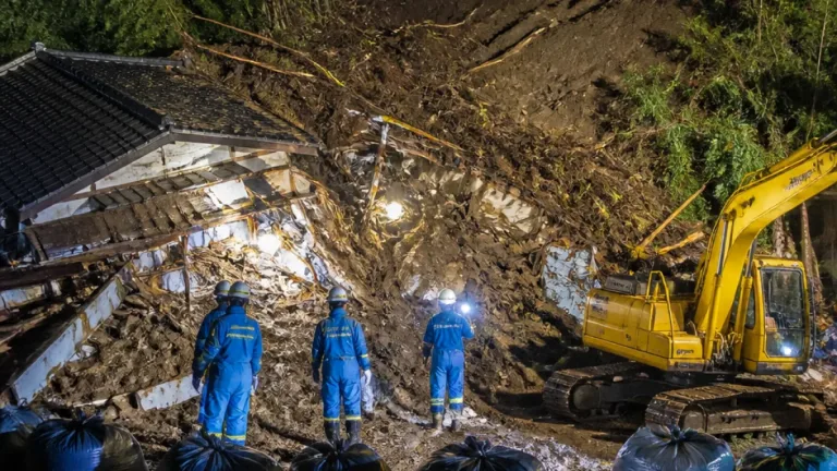 足利の土砂崩れで住宅倒壊、2人死亡確認