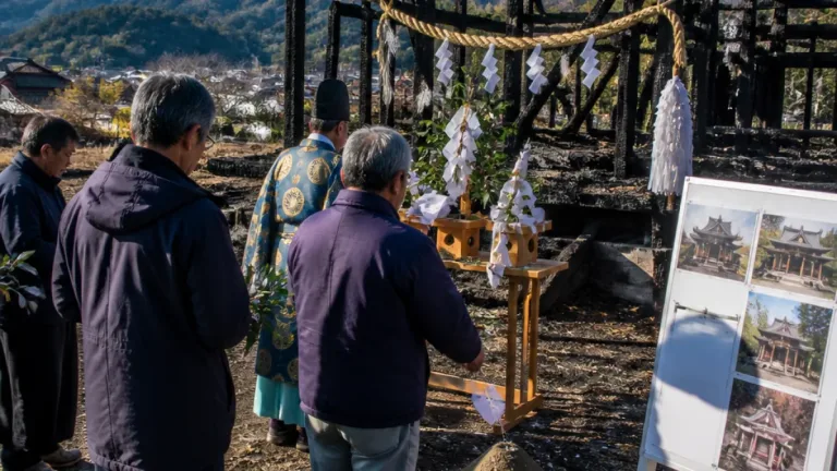 放火で全焼した愛宕神社、再建へ地鎮祭と共援募る