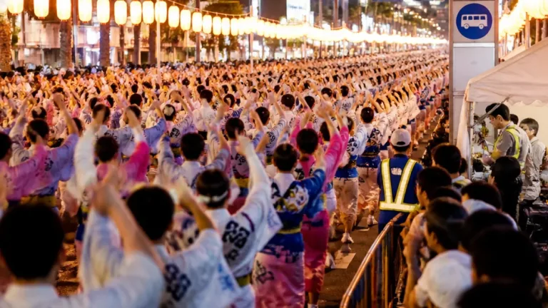グループの垣根越え、総勢1000人超の圧巻「総おどり」