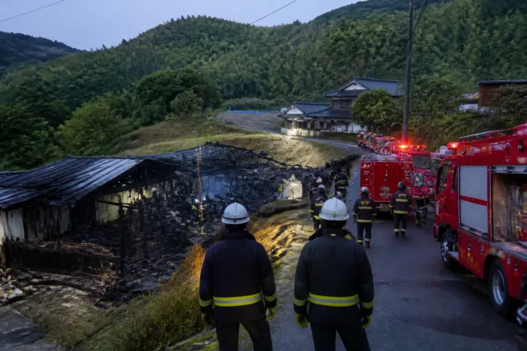 山間の住宅が全焼 未明の火災、けが人なしで鎮火も原因は調査中