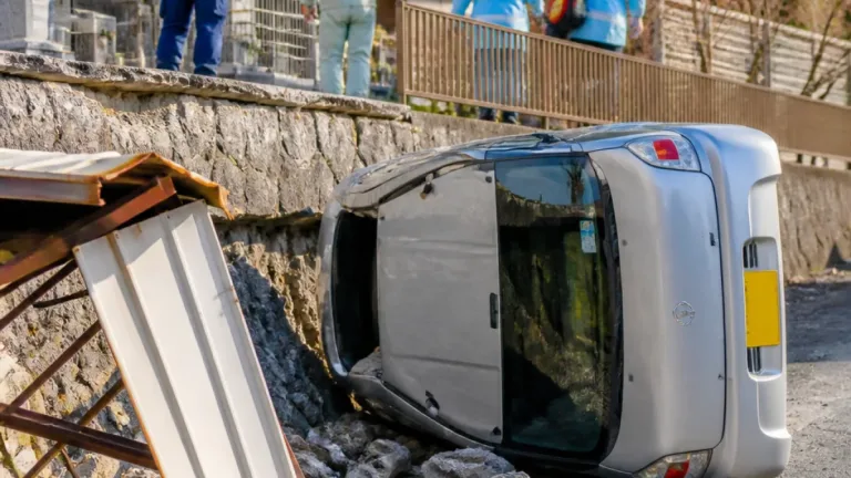 寺の駐車場から車が転落、家族3人が墓参り中に負傷