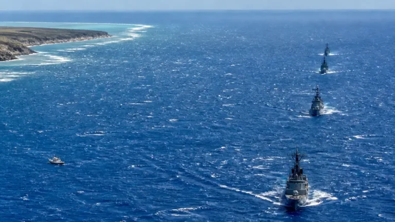 中ロの艦艇4隻、沖縄本島と宮古島の間を南下