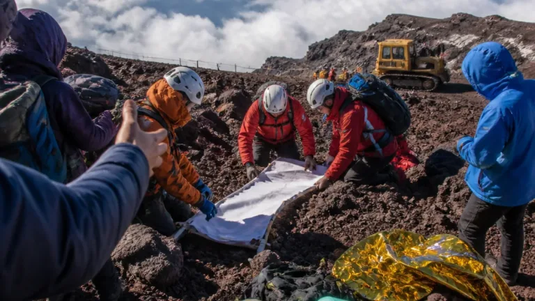 富士山登山で奈良の男性が死亡 開山後初の事故