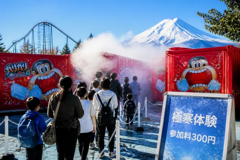 富士急ハイランドで「ガリガリ君」と初コラボ、300円で極寒体験がスタート