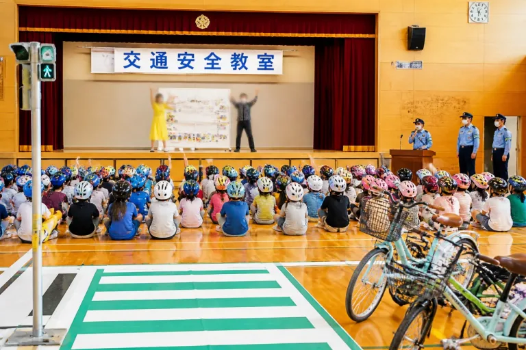 藤沢で小学生向け交通安全教室 人気コンビが１日署長で啓発
