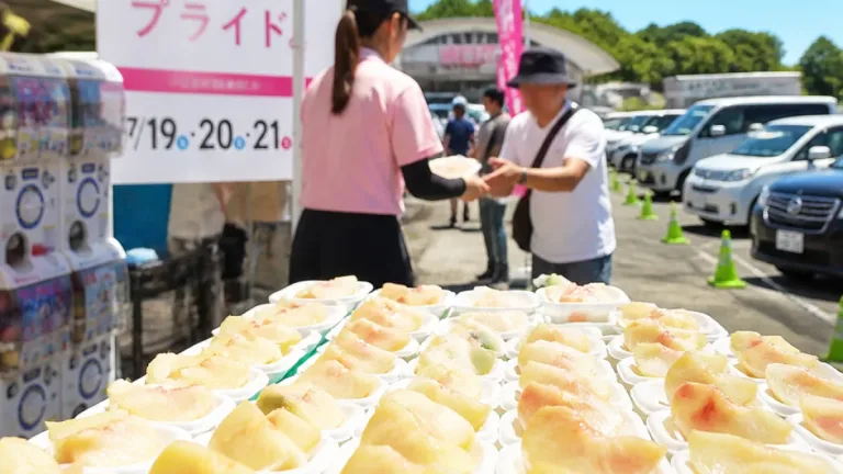高速SAで福島の桃を試食 夏休み週末に県産品ＰＲの催し