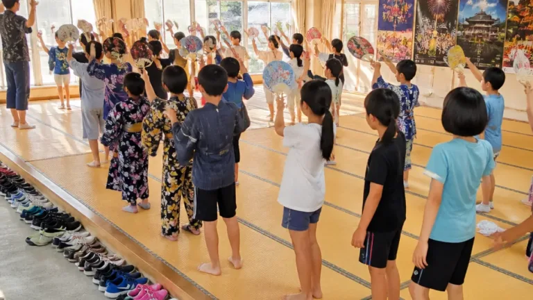 福山・箕島のふるさと音頭、継承へ小学生が振り付け学ぶ