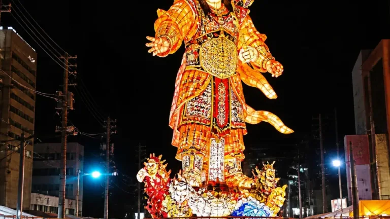 青森・五所川原で立佞武多開幕 夜空に浮かぶ巨大人形灯籠が夏を告げる