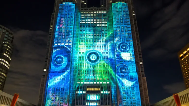 都庁の壁面に初音ミク 7月25日から夜の上映開始