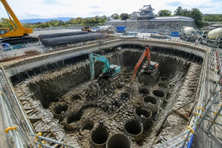 弘前城天守台、長尺杭で耐震補強 想定外の巨礫層で工期延長