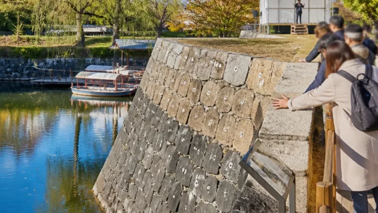 弘前公園で修理後の石垣を公開 内堀特別内覧会に市民らが詰め掛ける