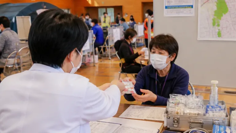 被災した地域で医師が避難所診療を継続 薬の届けや健康相談で生活支援