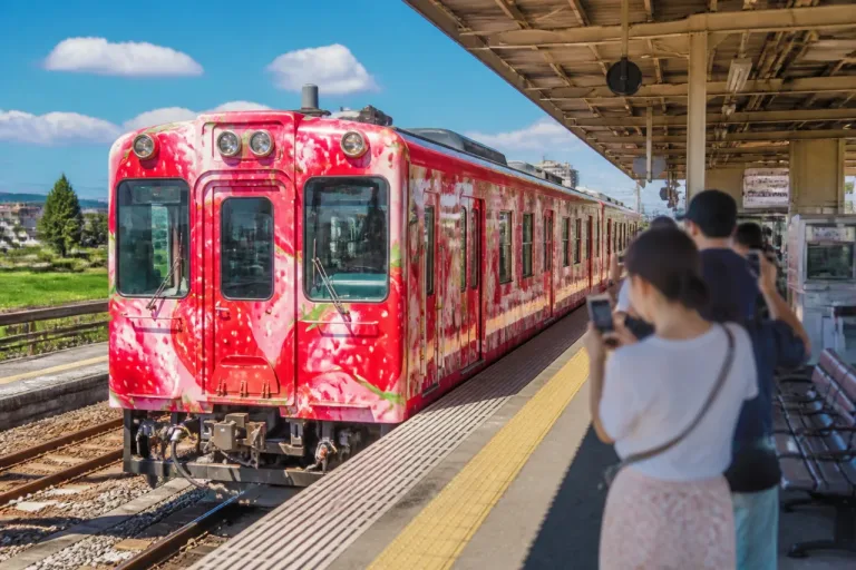 イチゴラッピング電車で県産いちごをＰＲ