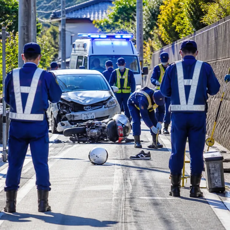 神戸・垂水でミニバイクと乗用車が衝突、73歳男性が重体