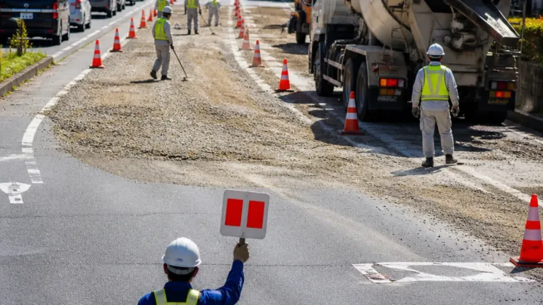 金沢・百坂町の国道、ミキサー車由来とみられる砂利で通行規制