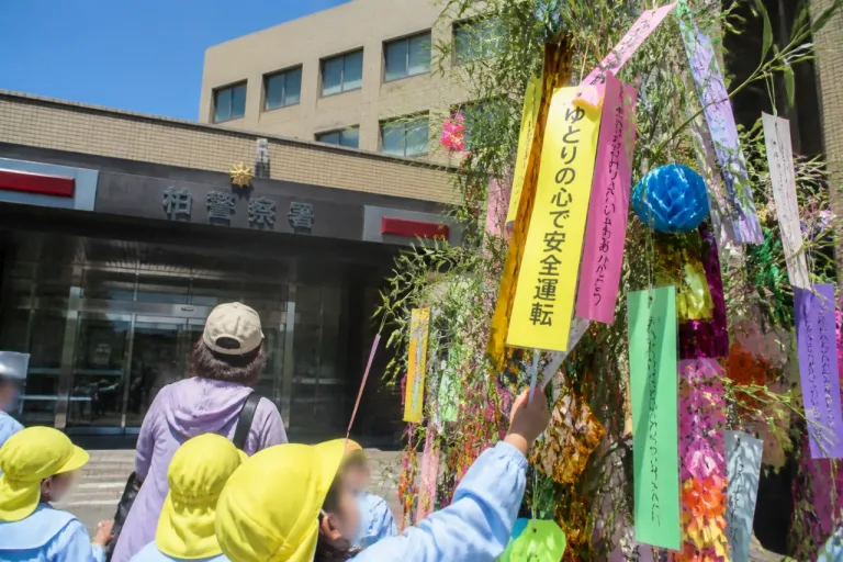 柏の幼稚園児が祈る交通安全 柏署に七夕飾りを設置