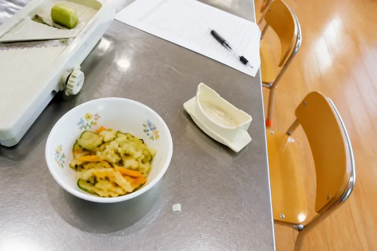 公立こども園の給食で小さなプラスチック片混入、園と市が点検強化へ