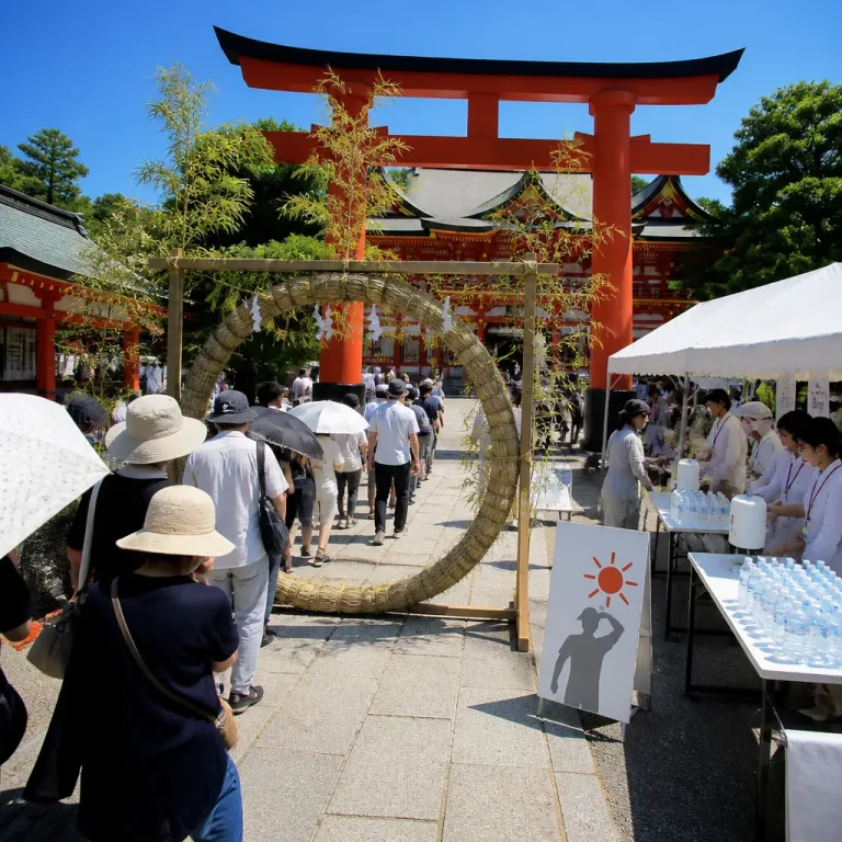茅の輪くぐりで夏の健康祈願 神戸・祇園まつりが始まる