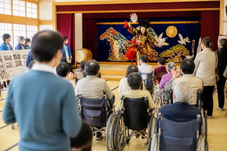 鳥取訪問の紀子さま 障害者施設と交流、荒神神楽を称賛