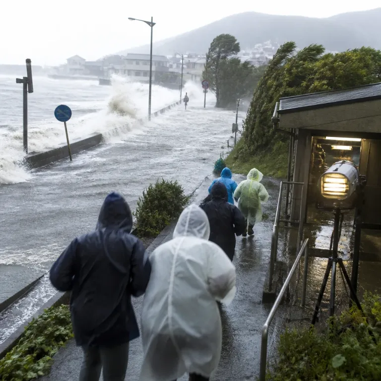 台風15号、東北〜西日本に大雨と高潮の危険拡大