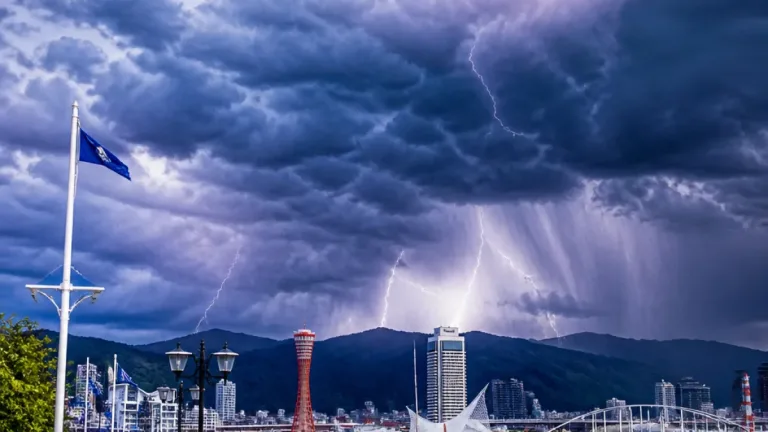 神戸上空に巨大な積乱雲 局地的な急変に注意を