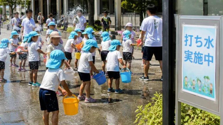 神戸・須磨で園児が打ち水体験 市の暑さ対策に参加