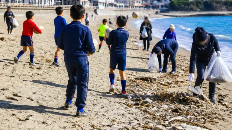 神戸・須磨海岸にコベルコ神戸スティーラーズ 子ども向け体験とビーチクリーン
