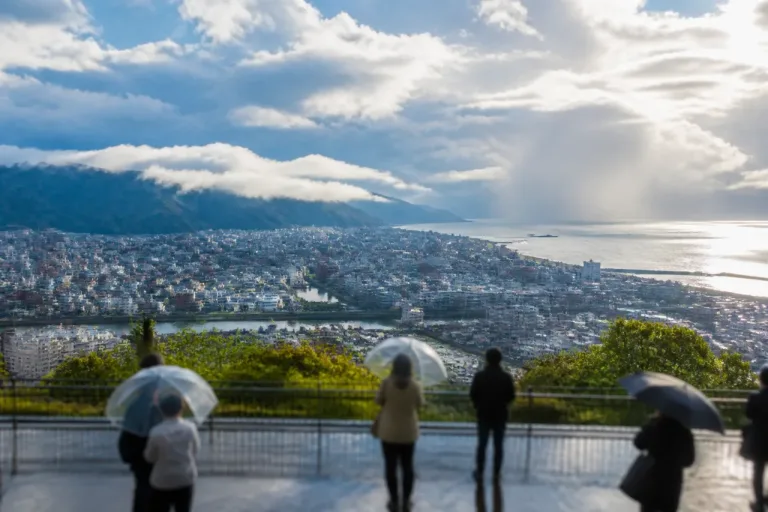 湿った空気で西部は雲多め 11日の高知県は局地的に弱い雨も