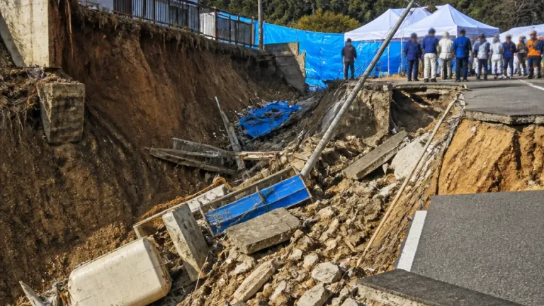甲賀・信楽の土砂崩落で県が61年ぶりに災害救助法を適用