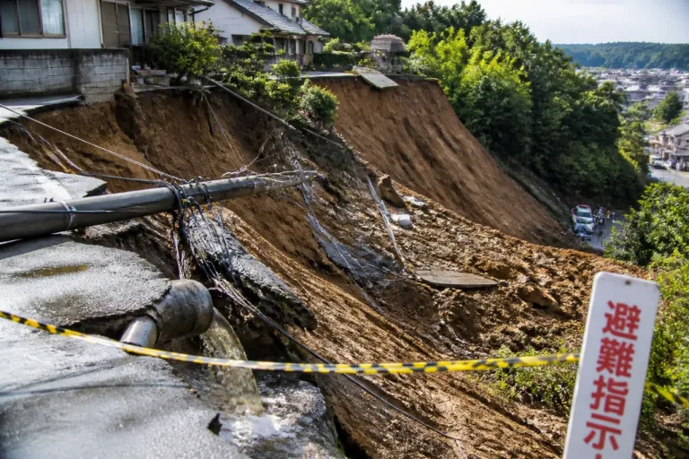住宅地で幅25メートル、約80メートル崩落 甲賀市で大規模土砂崩れ