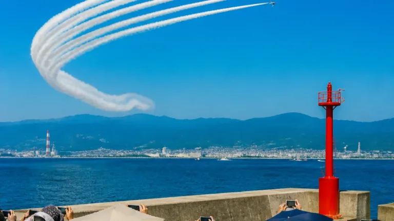 小松島の空を彩るブルーインパルス