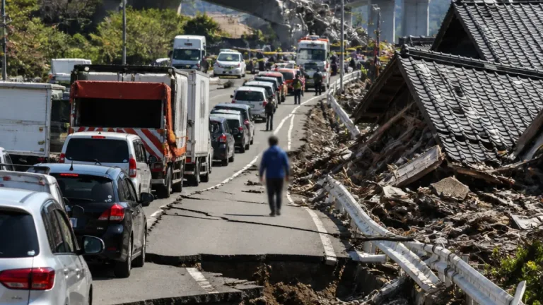 熊本被災地で深刻な渋滞、復旧作業に影響