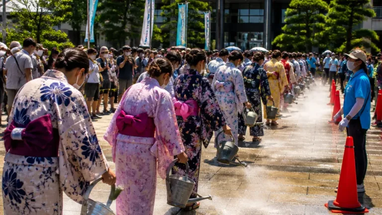 倉敷市役所で浴衣の打ち水、猛暑をやわらげる試み