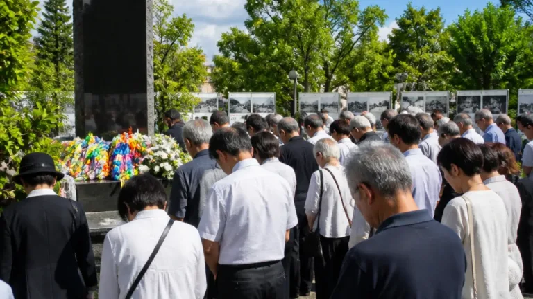 久留米空襲から81年、犠牲214人に黙祷 遺族らが平和を誓う